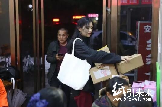 浙江杭州現(xiàn)“紙箱食堂” 廢舊紙箱可換免費(fèi)宵夜
