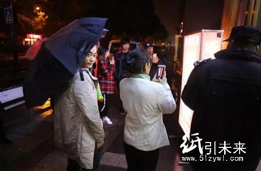浙江杭州現(xiàn)“紙箱食堂” 廢舊紙箱可換免費(fèi)宵夜