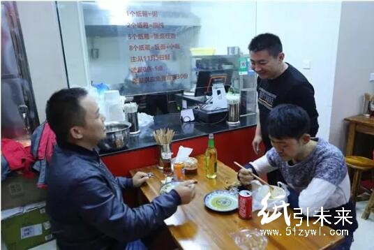 浙江杭州現(xiàn)“紙箱食堂” 廢舊紙箱可換免費(fèi)宵夜